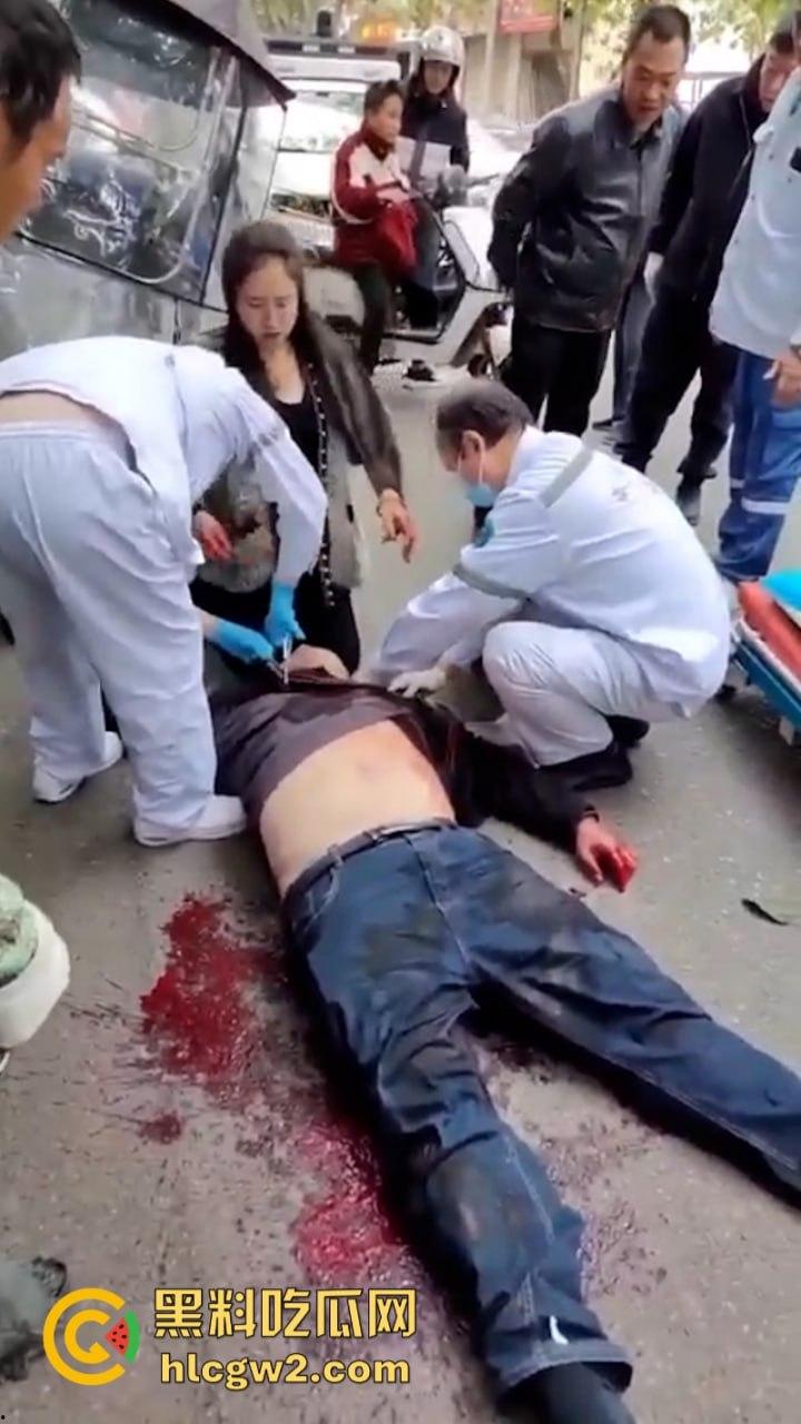 嚣张自有天收！成都龙泉驿开车男路怒 推搡辱骂外卖员被一招封喉  第6张