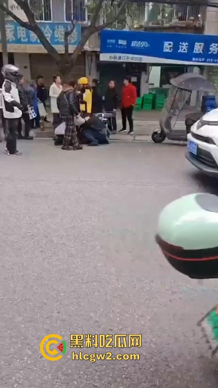 嚣张自有天收！成都龙泉驿开车男路怒 推搡辱骂外卖员被一招封喉  第7张