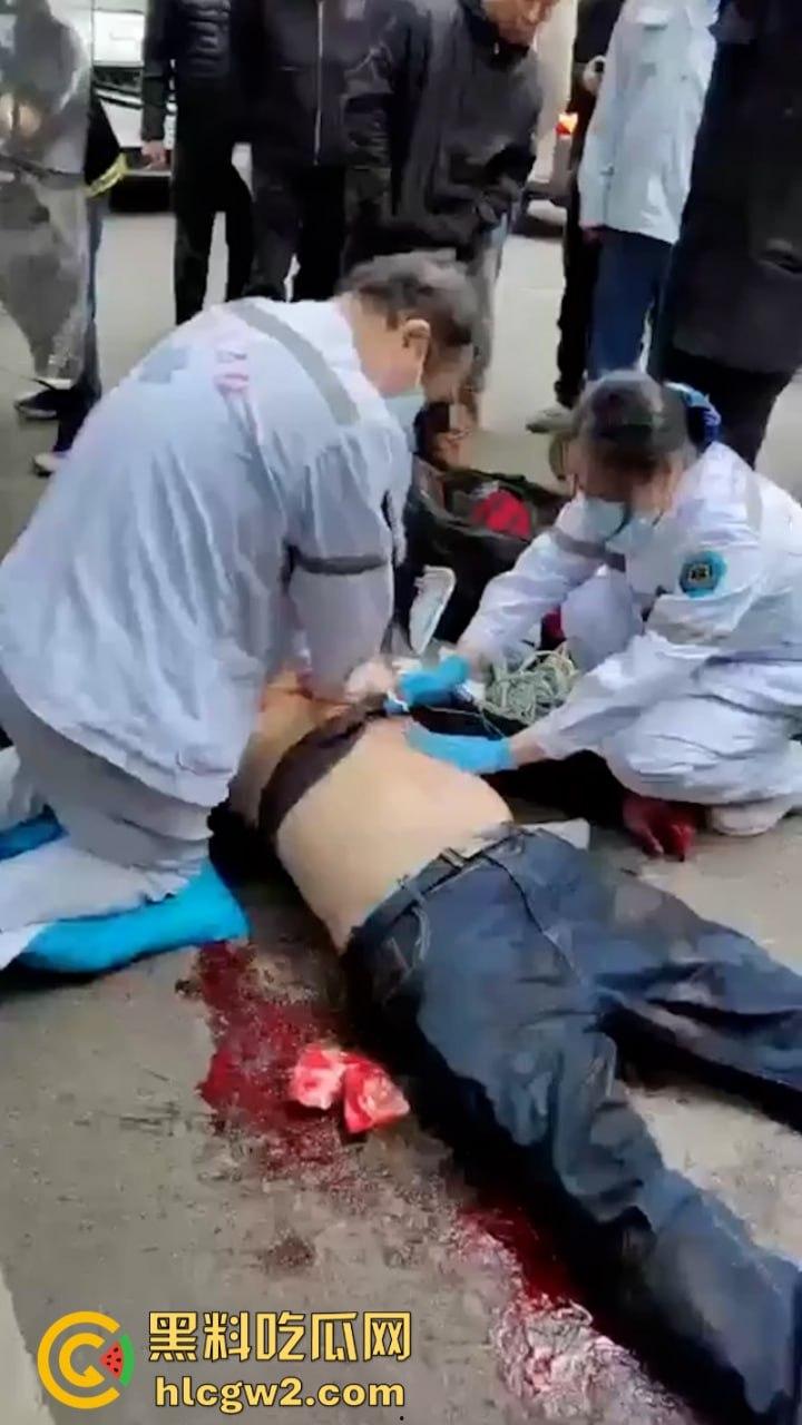 嚣张自有天收！成都龙泉驿开车男路怒 推搡辱骂外卖员被一招封喉  第8张