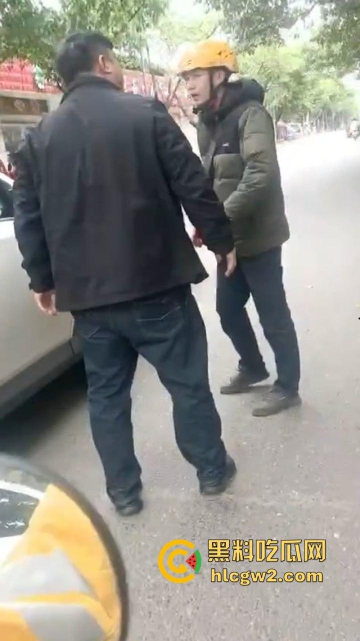 嚣张自有天收！成都龙泉驿开车男路怒 推搡辱骂外卖员被一招封喉  第9张
