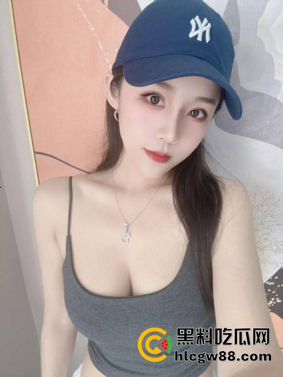 富婆夜生活太疯了，男模腹肌刚一掀开，富婆当场走不动道，直接伸手摸还舔得满脸陶醉！  第3张