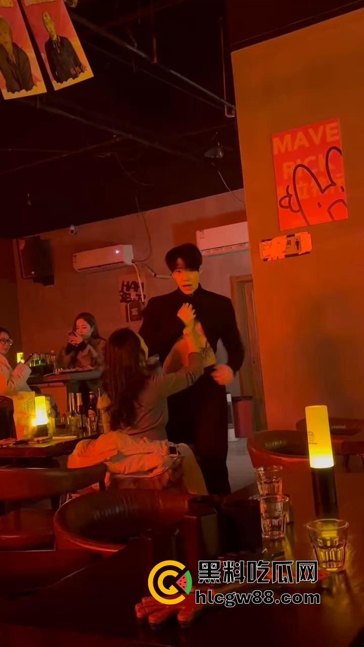 富婆夜生活太疯了，男模腹肌刚一掀开，富婆当场走不动道，直接伸手摸还舔得满脸陶醉！  第5张