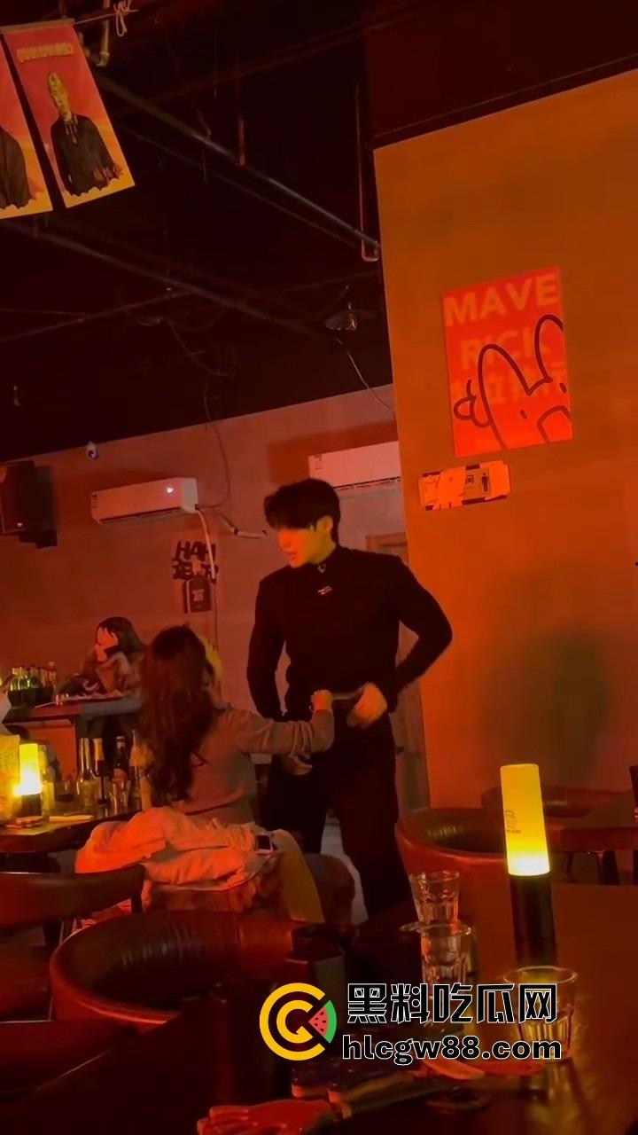 富婆夜生活太疯了，男模腹肌刚一掀开，富婆当场走不动道，直接伸手摸还舔得满脸陶醉！  第6张