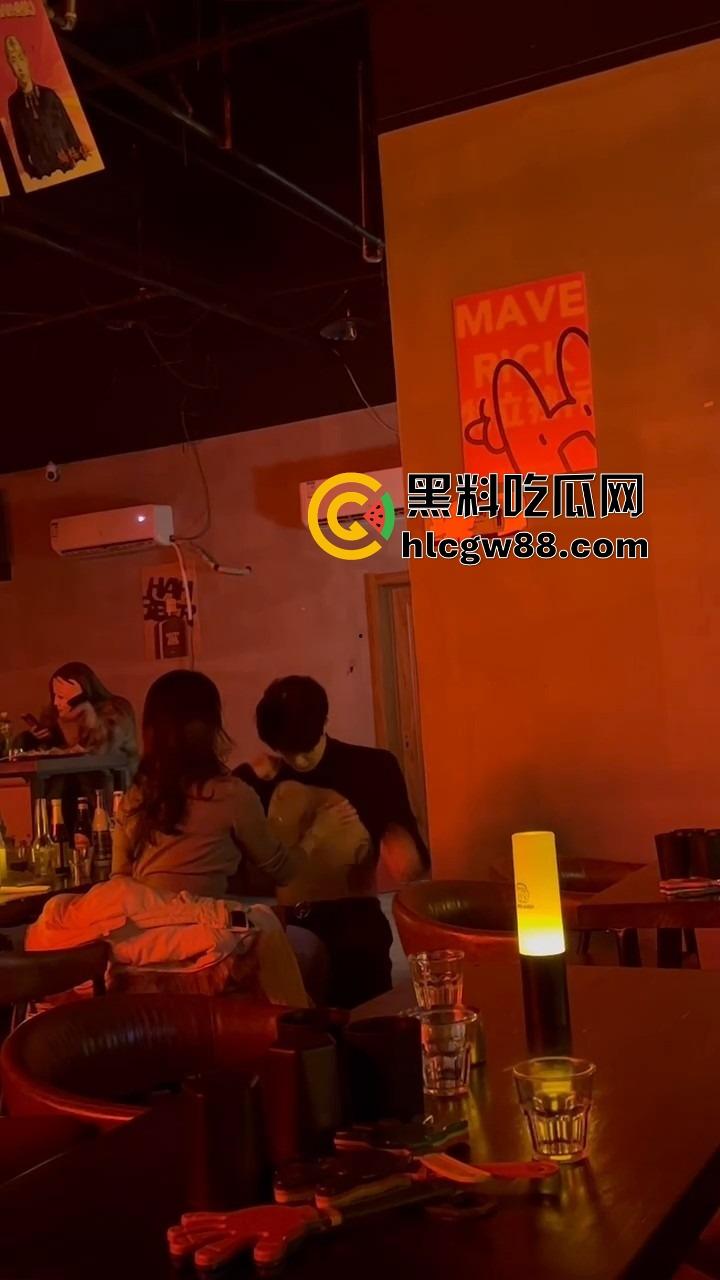 富婆夜生活太疯了，男模腹肌刚一掀开，富婆当场走不动道，直接伸手摸还舔得满脸陶醉！  第7张