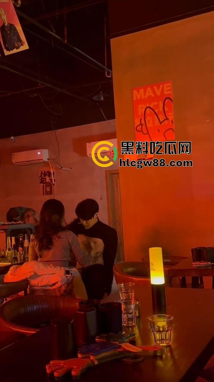 富婆夜生活太疯了，男模腹肌刚一掀开，富婆当场走不动道，直接伸手摸还舔得满脸陶醉！  第8张