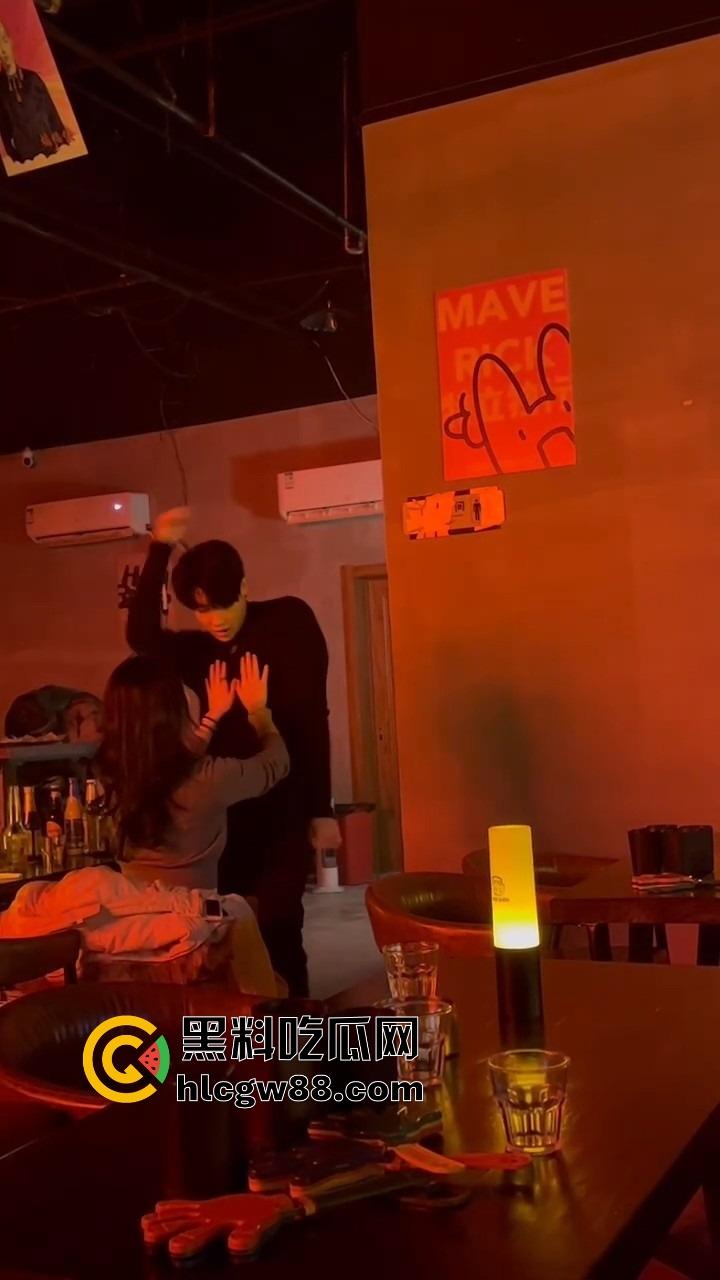 富婆夜生活太疯了，男模腹肌刚一掀开，富婆当场走不动道，直接伸手摸还舔得满脸陶醉！  第9张