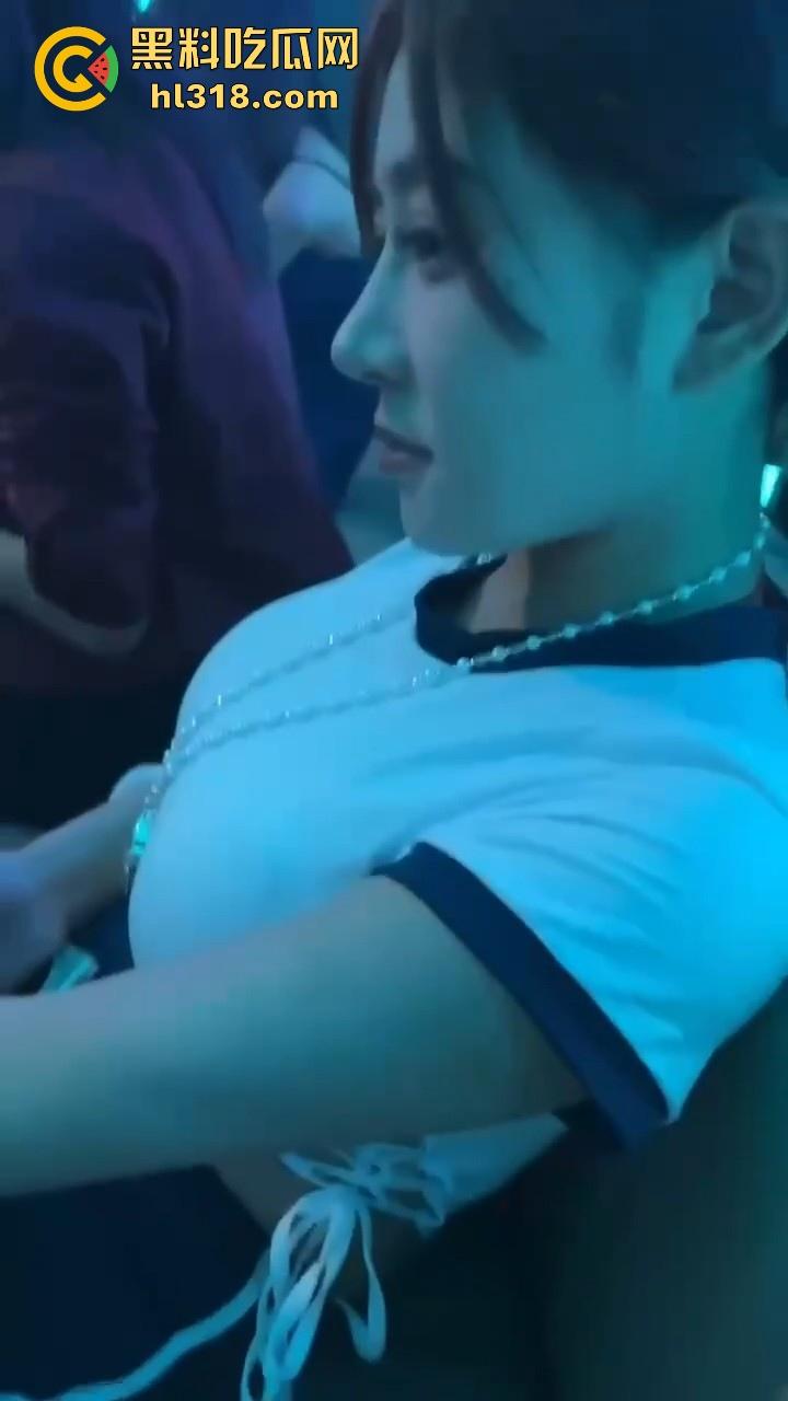 顶级富人圈淫乱奢侈的一角！顶级会所名媛盛宴，富哥们会所嗨完直接带回酒店啪啪，极其淫乱！  第2张