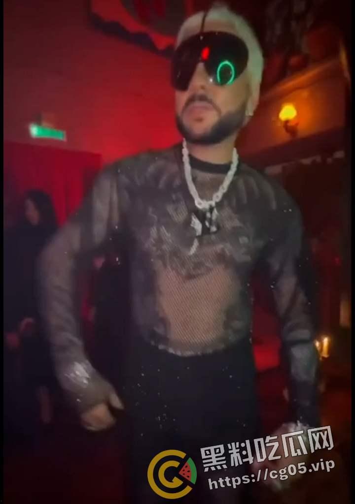 俄罗斯女网红在莫斯科知名夜店 组织几乎全裸的派对 现场香艳四溢 疑似普京教女也参加 此事惊动普京 当事人被告上法庭  第4张