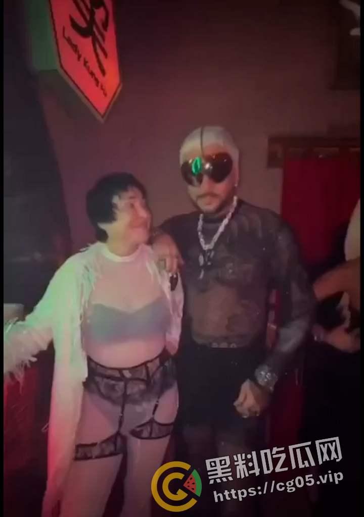 俄罗斯女网红在莫斯科知名夜店 组织几乎全裸的派对 现场香艳四溢 疑似普京教女也参加 此事惊动普京 当事人被告上法庭  第5张