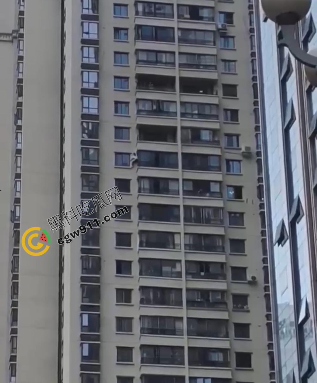 贵阳花果园男子因偷情被抓而被迫攀下30层高楼外墙，这一惊险操作被网友戏称："成龙都不敢尝试"  第4张