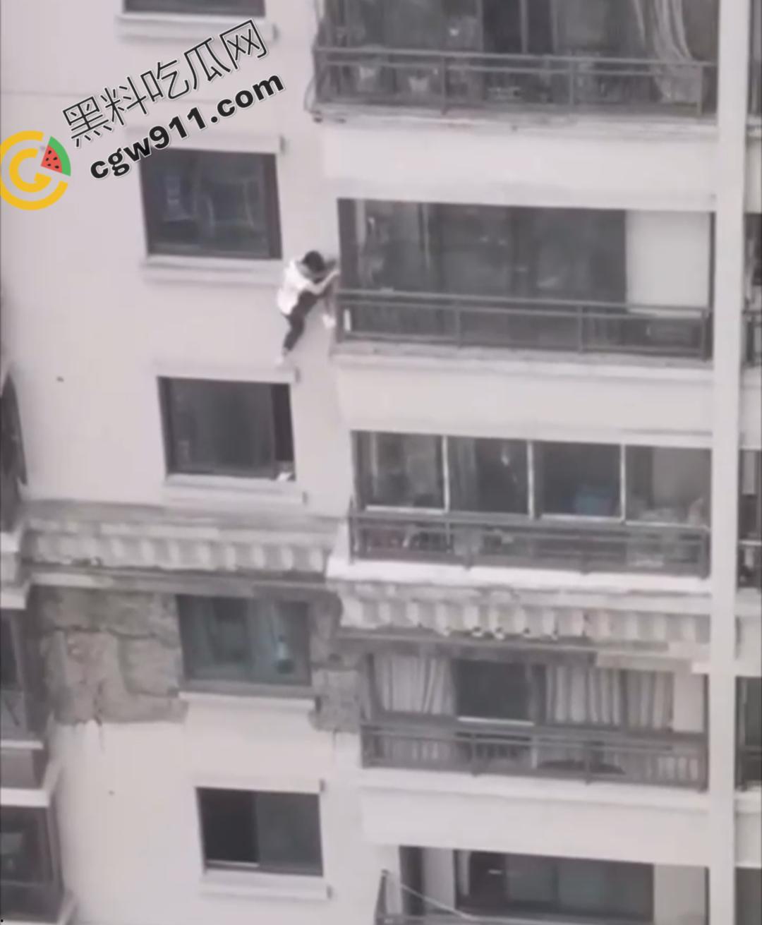 贵阳花果园男子因偷情被抓而被迫攀下30层高楼外墙，这一惊险操作被网友戏称："成龙都不敢尝试"  第5张