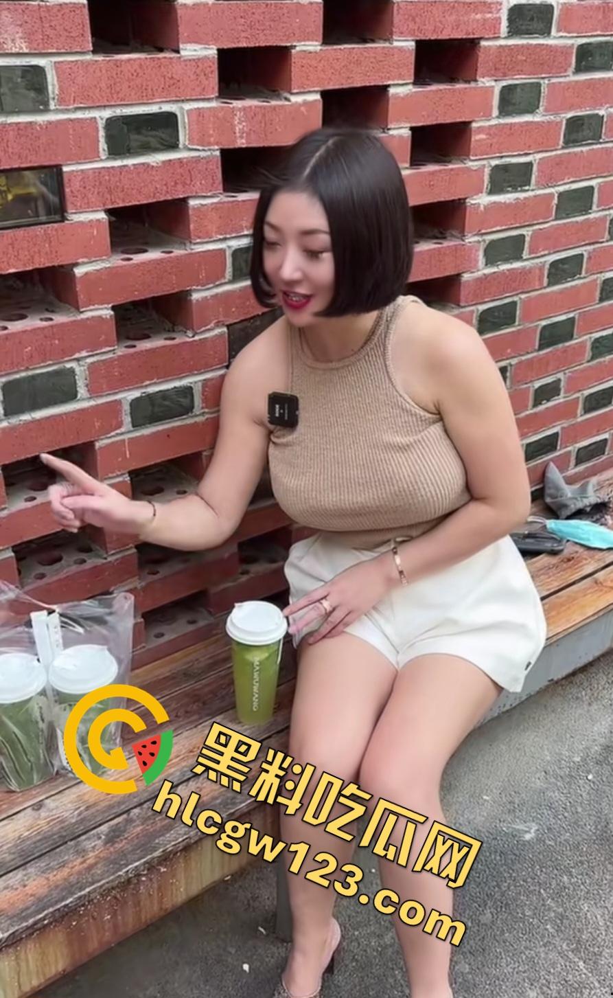 抖音【兔兔1104】被大哥约舔B？粗腿开裆黑丝被大哥传教士教做狗，骚穴比螃蟹夹的还紧！  第2张