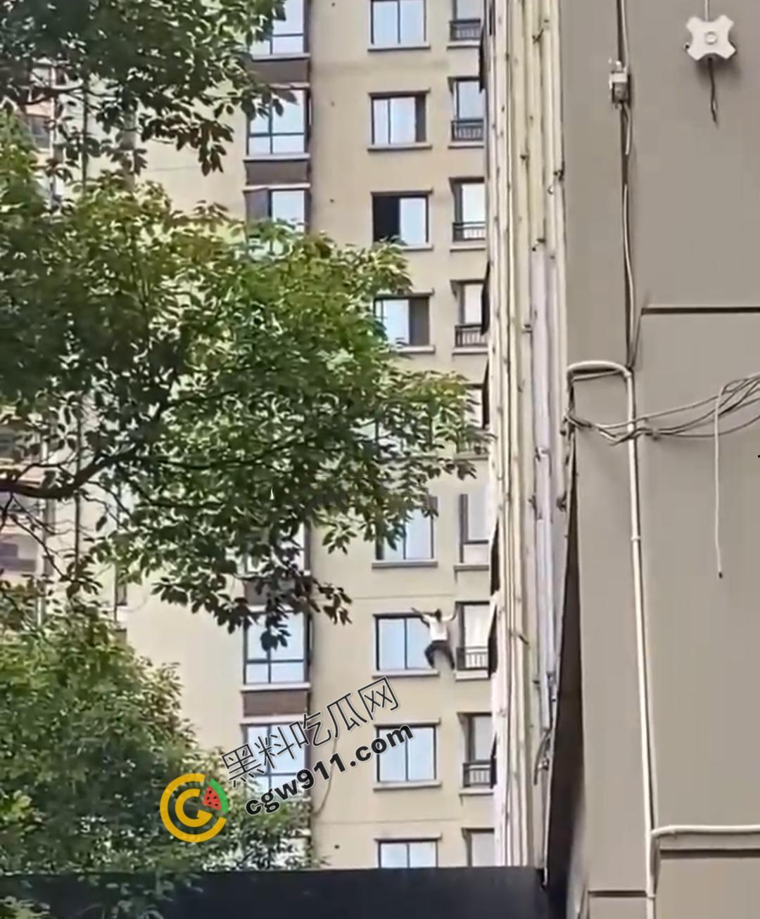 贵阳花果园男子因偷情被抓而被迫攀下30层高楼外墙，这一惊险操作被网友戏称："成龙都不敢尝试"  第6张