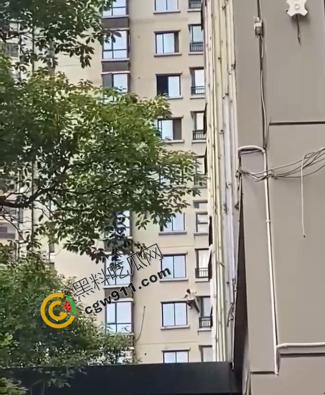 贵阳花果园男子因偷情被抓而被迫攀下30层高楼外墙，这一惊险操作被网友戏称："成龙都不敢尝试"  第7张