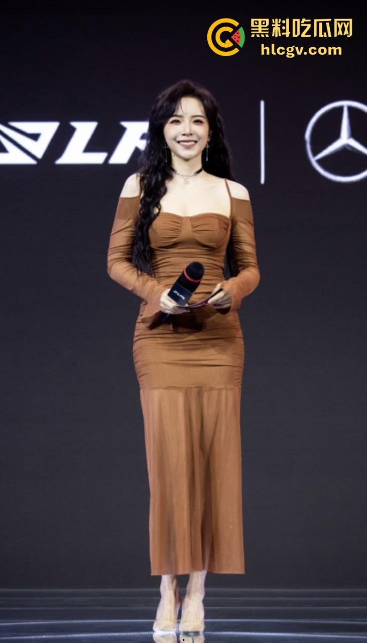 英雄联盟官方主持人【余霜】思想开放其本人是特别骚的反差婊 口交视频流出速看！  第3张