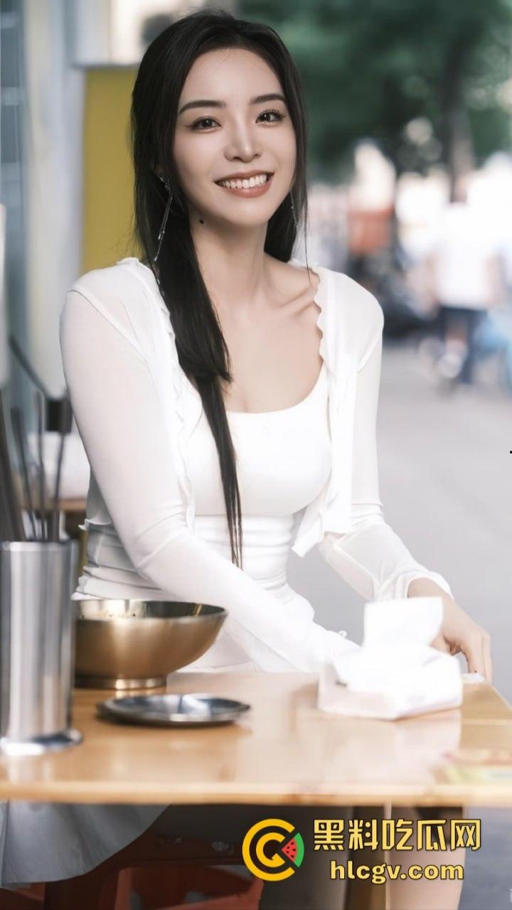 英雄联盟官方主持人【余霜】思想开放其本人是特别骚的反差婊 口交视频流出速看！  第7张