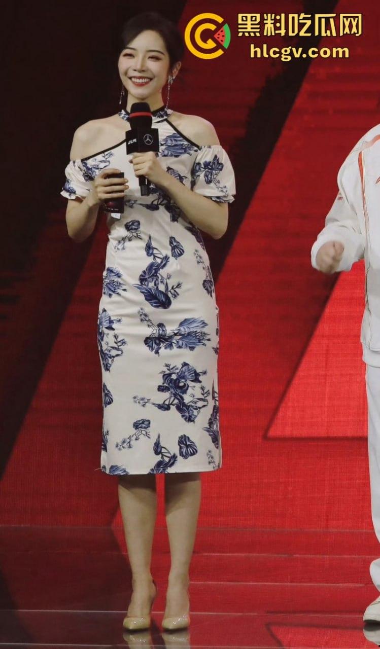 英雄联盟官方主持人【余霜】思想开放其本人是特别骚的反差婊 口交视频流出速看！  第17张