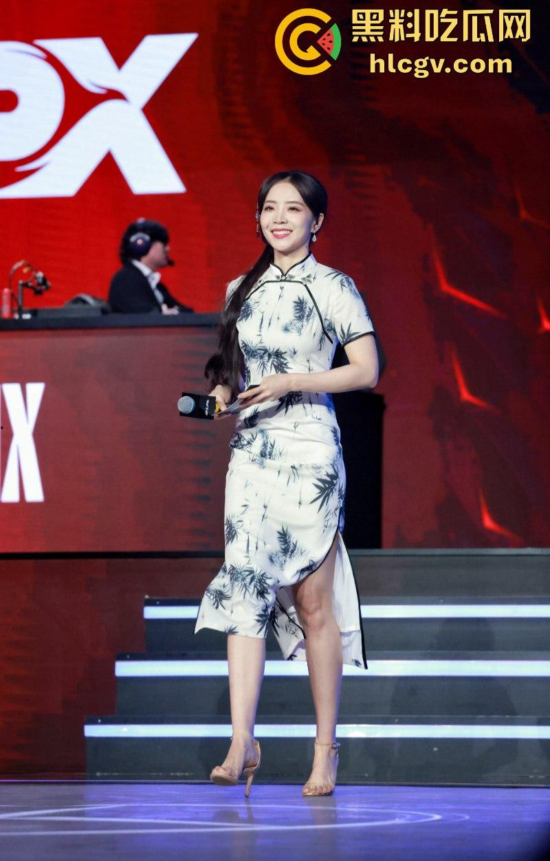 英雄联盟官方主持人【余霜】思想开放其本人是特别骚的反差婊 口交视频流出速看！  第19张