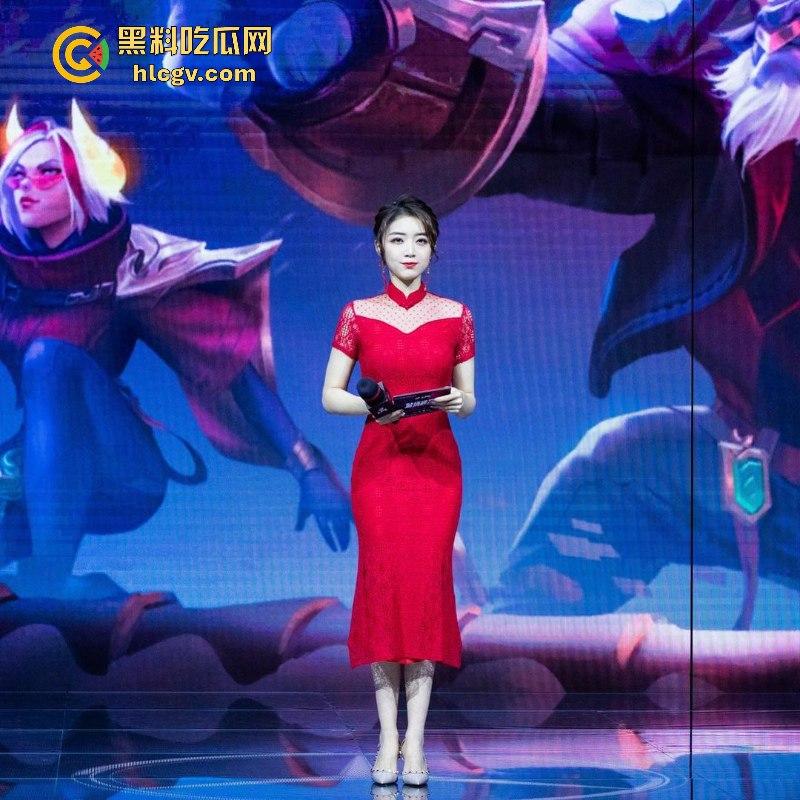 英雄联盟官方主持人【余霜】思想开放其本人是特别骚的反差婊 口交视频流出速看！  第20张