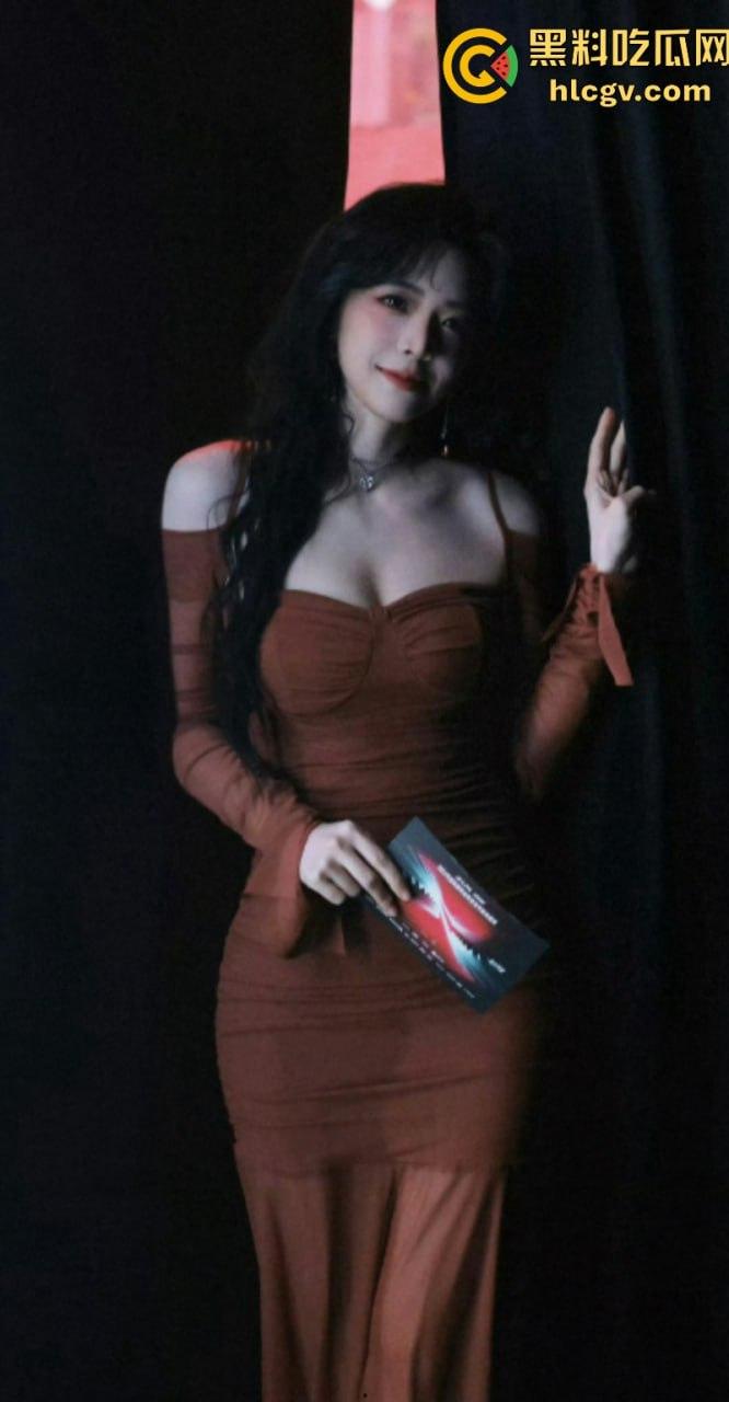 英雄联盟官方主持人【余霜】思想开放其本人是特别骚的反差婊 口交视频流出速看！  第24张