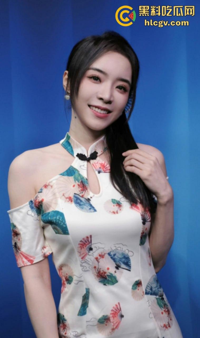 英雄联盟官方主持人【余霜】思想开放其本人是特别骚的反差婊 口交视频流出速看！  第26张