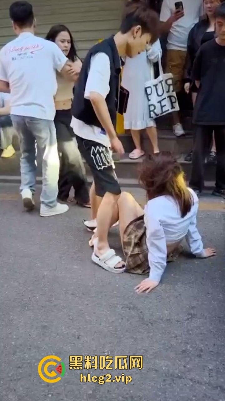 抓奸修罗场  原配当街抓小三 看了小三身材觉得也不能全怪老公 这身材谁看谁不迷糊！ 第1张