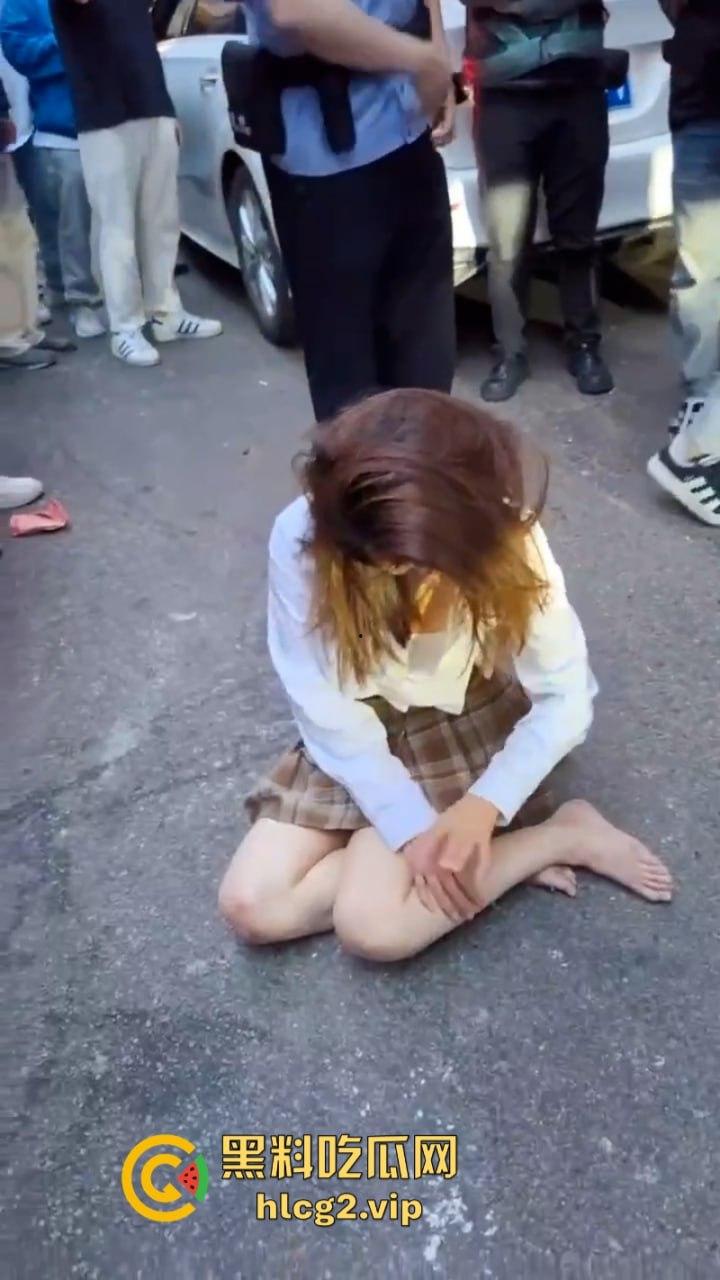 抓奸修罗场  原配当街抓小三 看了小三身材觉得也不能全怪老公 这身材谁看谁不迷糊！ 第9张