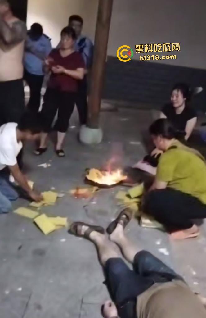 50岁男子因无证骑摩托被6名交警追家里，辣椒水警棍活活打死，家人直接在旁边盖头布烧香！  第6张