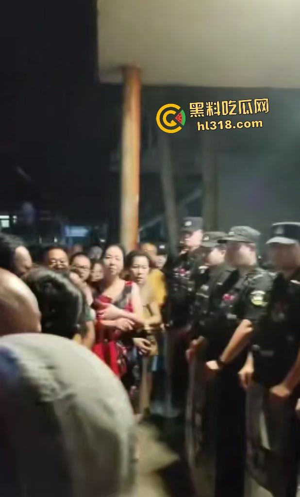 50岁男子因无证骑摩托被6名交警追家里，辣椒水警棍活活打死，家人直接在旁边盖头布烧香！  第7张