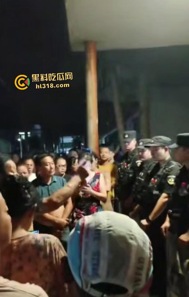 50岁男子因无证骑摩托被6名交警追家里，辣椒水警棍活活打死，家人直接在旁边盖头布烧香！  第8张