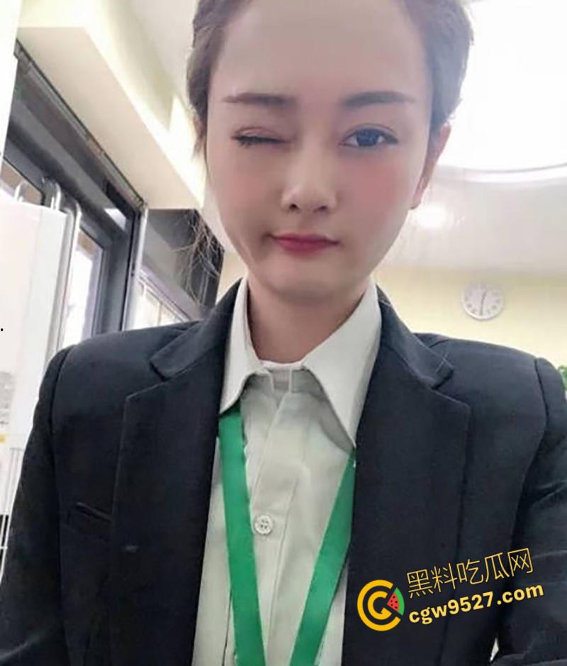 沈阳芒果不动产【沈佳润】，饥渴少妇碰上无能老公，私下约炮一对二激情3P，前后夹击爆操内射 ！  第1张