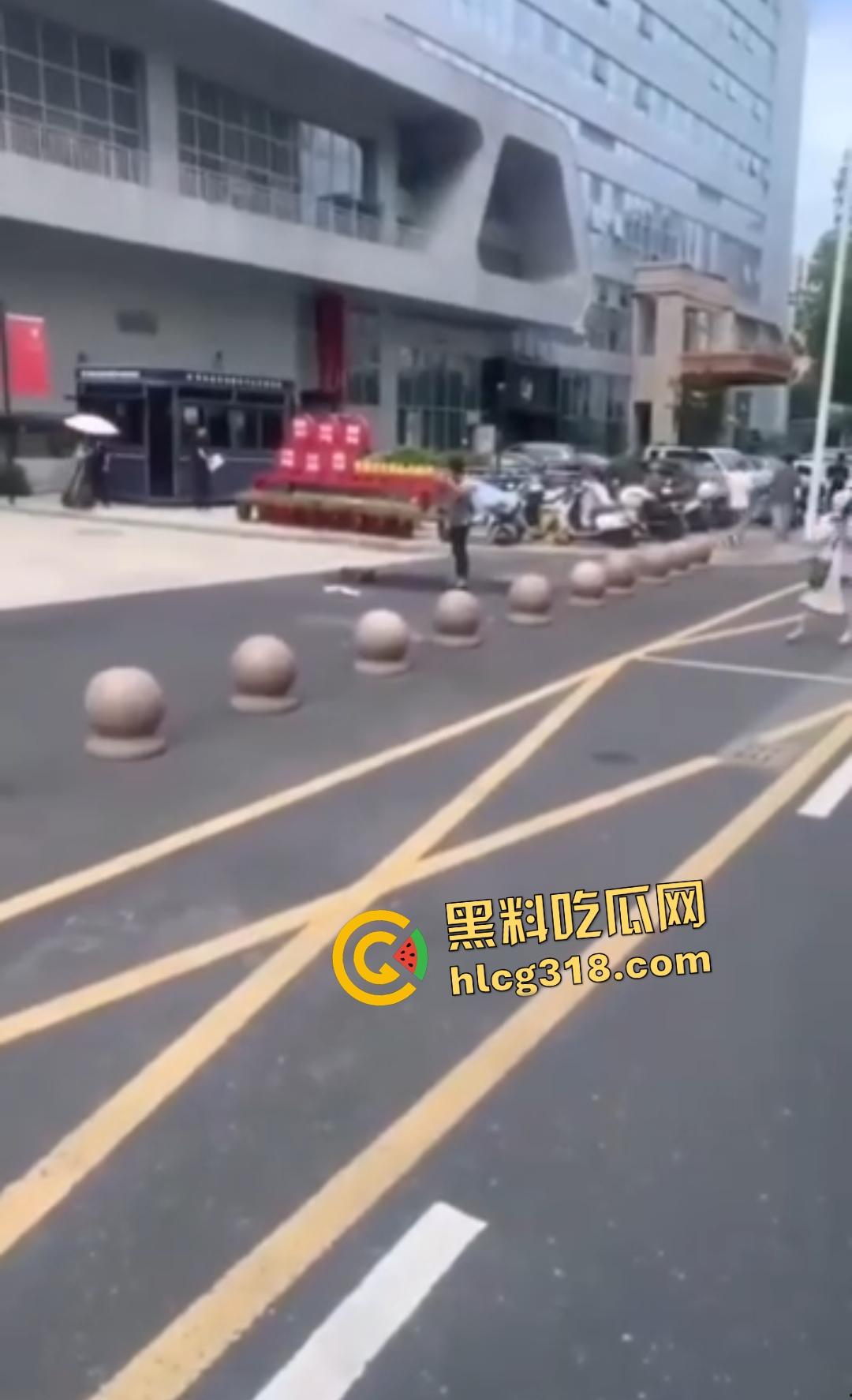 温州瑞安市政府服务中心自焚惨剧！男子因拆迁补偿不公绝望点火，保安狂灭火最后救出一具干尸！  第5张