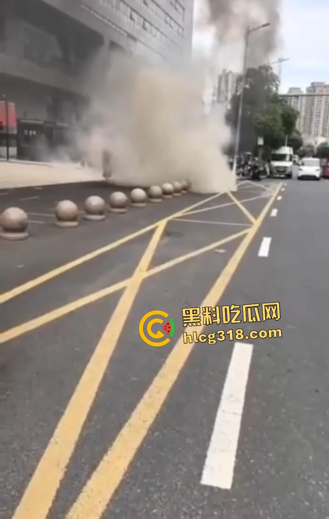 温州瑞安市政府服务中心自焚惨剧！男子因拆迁补偿不公绝望点火，保安狂灭火最后救出一具干尸！  第8张