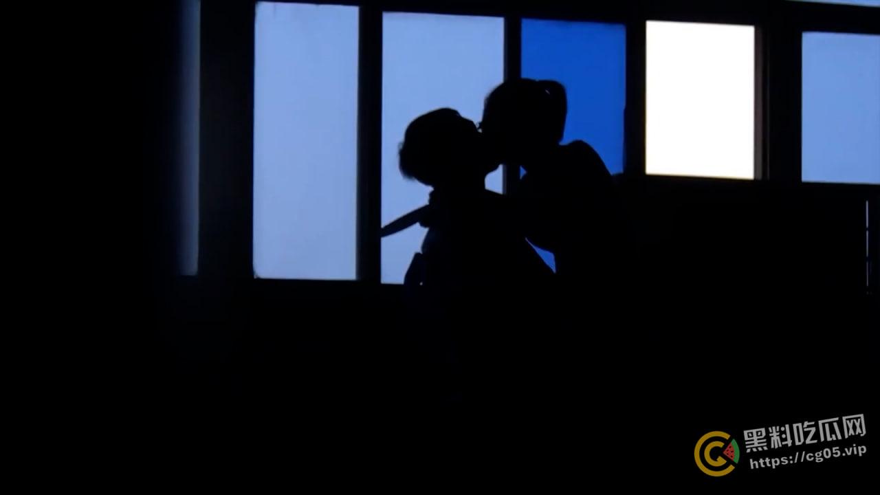 广州某高中学生在没人的教师做爱 被同学手机偷拍 日完还检查内裤 只是小伙子有点快啊  第1张