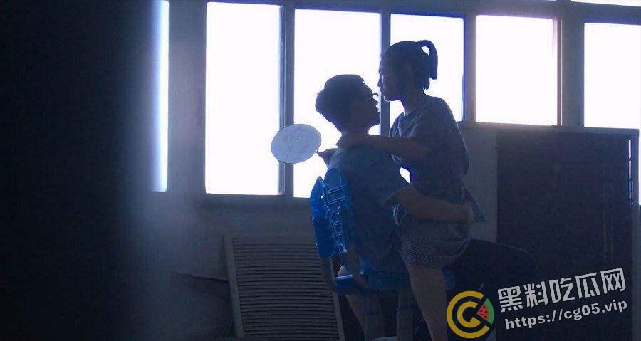 广州某高中学生在没人的教师做爱 被同学手机偷拍 日完还检查内裤 只是小伙子有点快啊  第2张