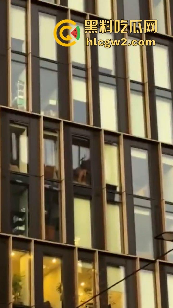 前有利兹vita 今有伯明翰moda 大白天情侣做爱没拉窗帘被路人围观 故意的找刺激是吧！  第10张