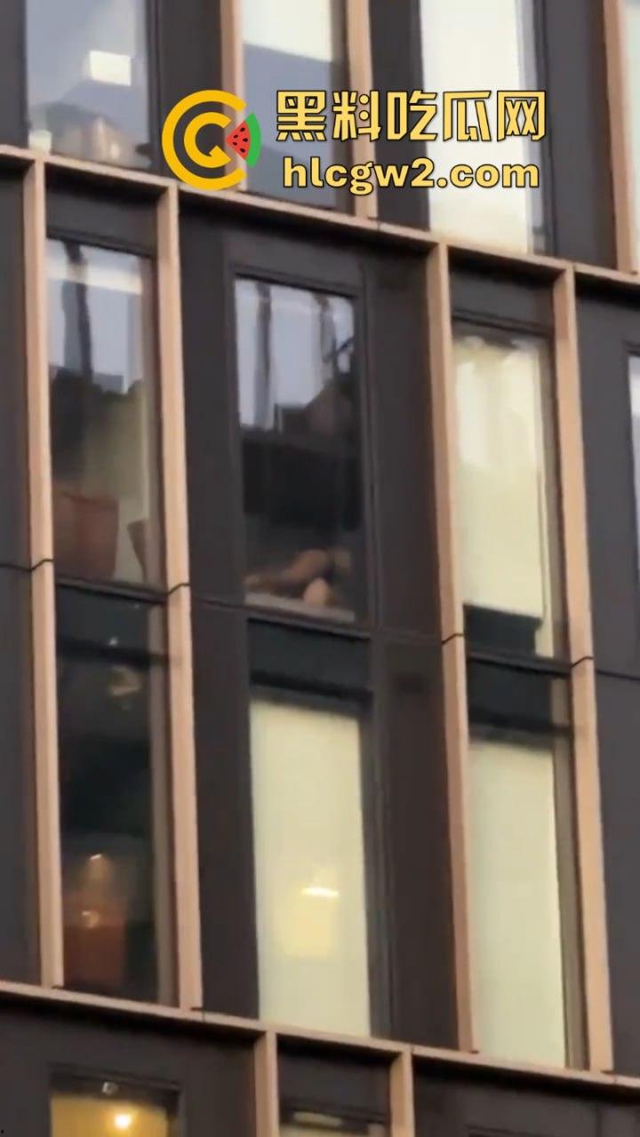 前有利兹vita 今有伯明翰moda 大白天情侣做爱没拉窗帘被路人围观 故意的找刺激是吧！  第12张