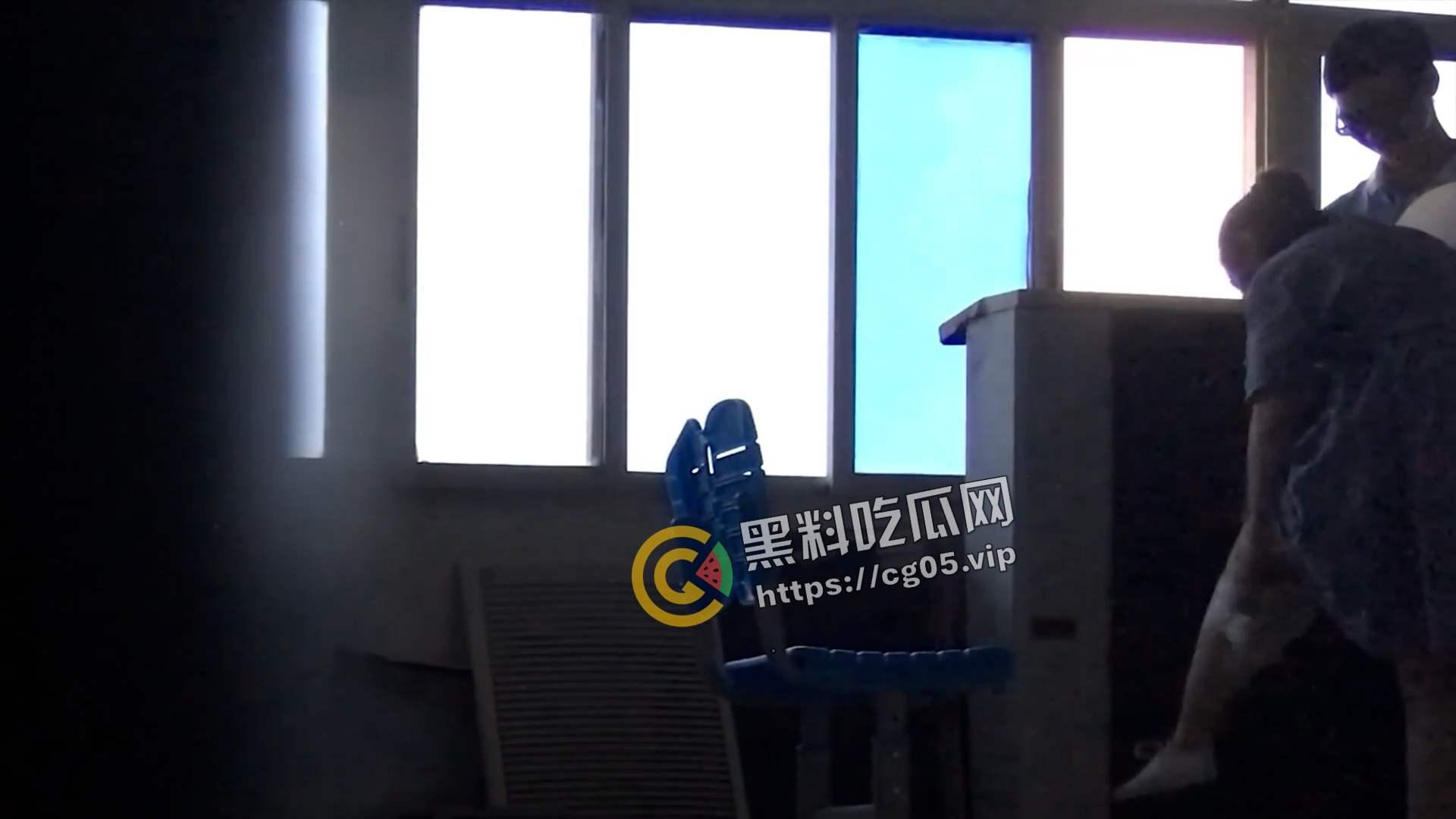 广州某高中学生在没人的教师做爱 被同学手机偷拍 日完还检查内裤 只是小伙子有点快啊  第8张