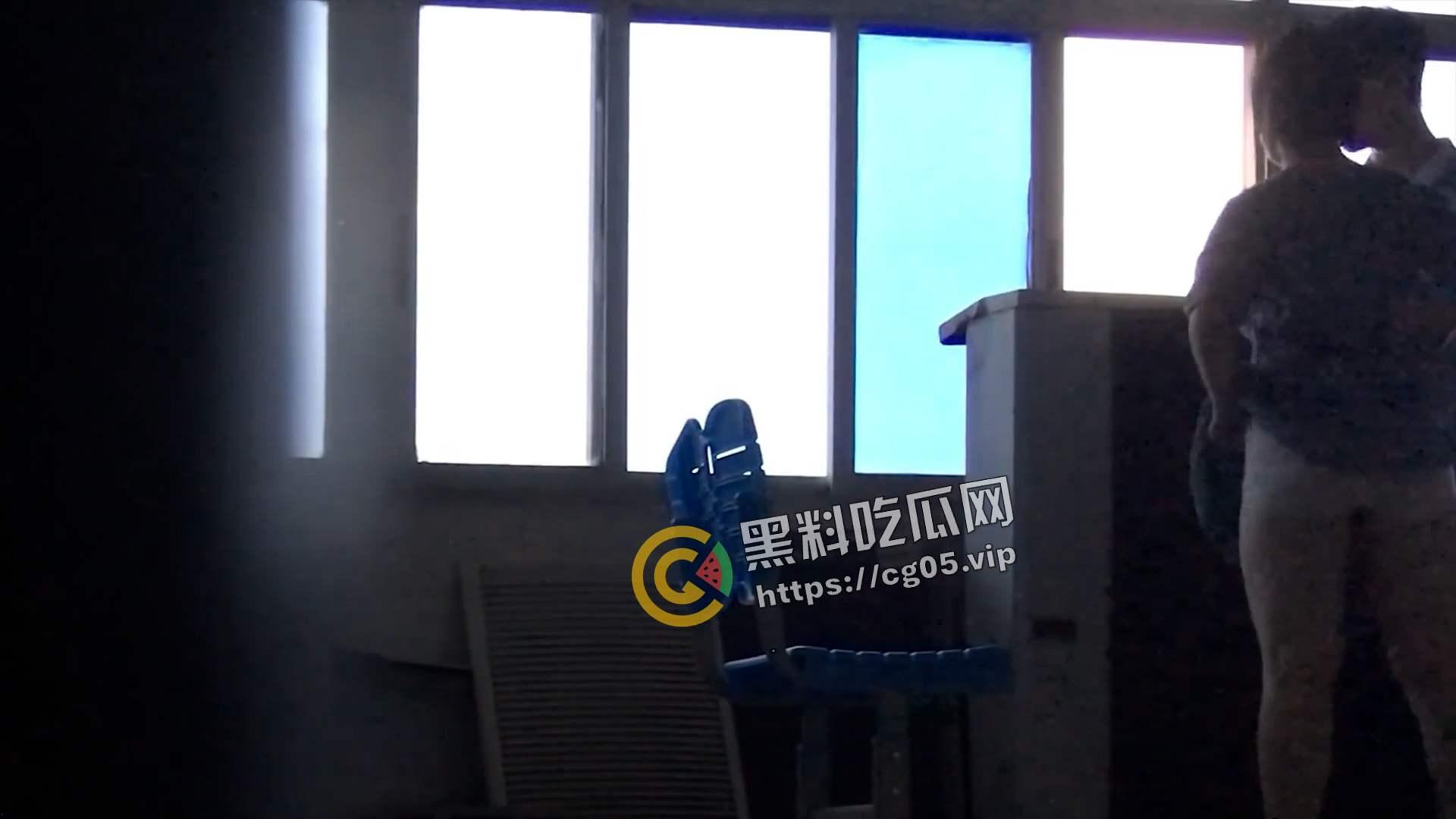 广州某高中学生在没人的教师做爱 被同学手机偷拍 日完还检查内裤 只是小伙子有点快啊  第9张