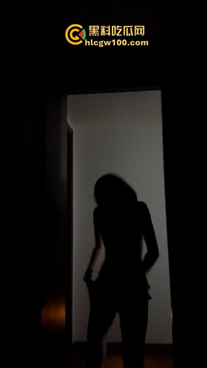 抖音10W粉丝女网红【小黑马】直播闪现露点 被手快的狼友们直接录屏  第7张