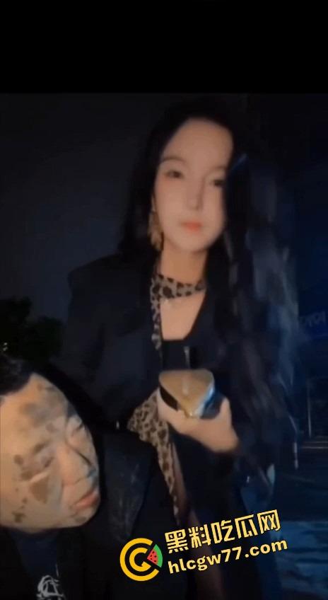 西安调教女皇【洋洋】大街遛狗男 M男舔鞋跟舔到喘 路人围观还被骂 笑疯了！  第6张