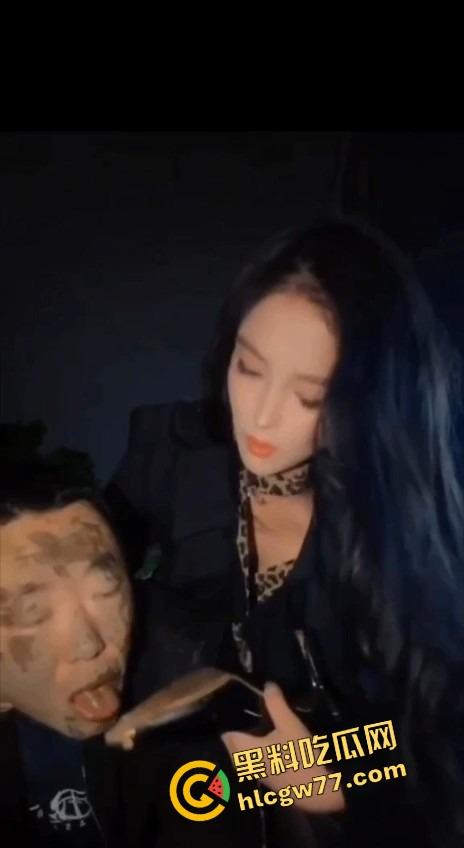 西安调教女皇【洋洋】大街遛狗男 M男舔鞋跟舔到喘 路人围观还被骂 笑疯了！  第7张