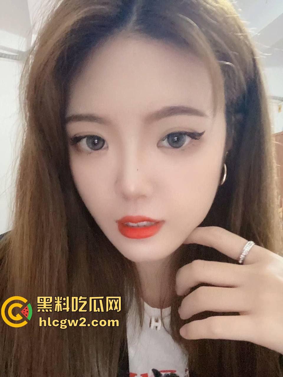 安徽骚气小妖精『唐悦心』 毛衣配肥臀腿又细又长，撅着出水得粉嫩鲍  肥臀一撅坐脸杀，男友直接沦陷！ 第2张