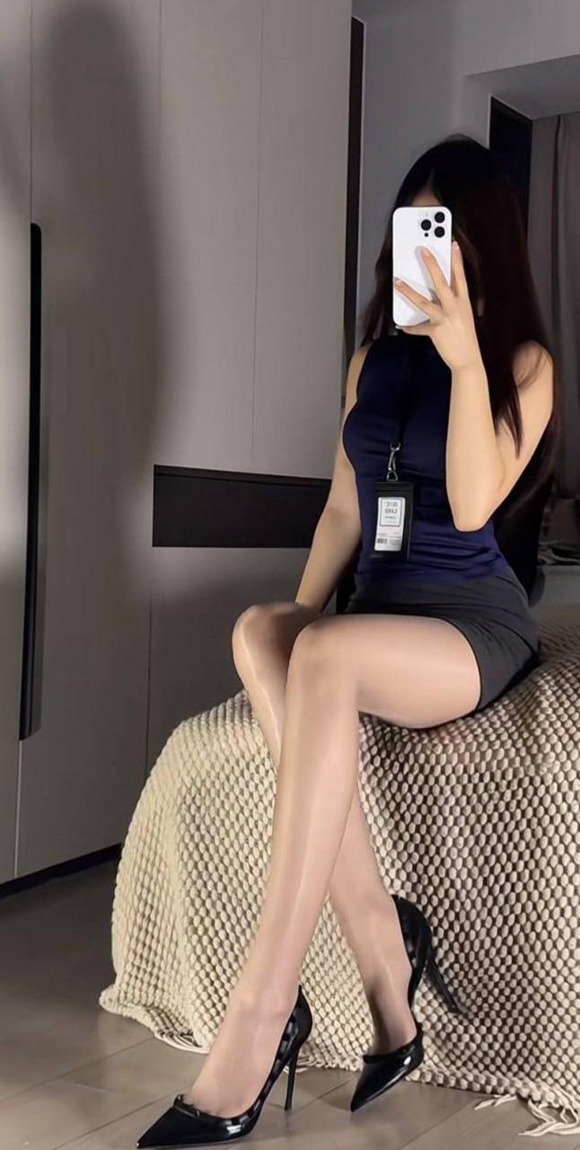 抖音擦边网红【一只奶逃桃】，黑丝情趣三点全裸诱惑撩人，美腿翘臀假屌狂捅自慰，动听娇喘淫靡至极！  第2张