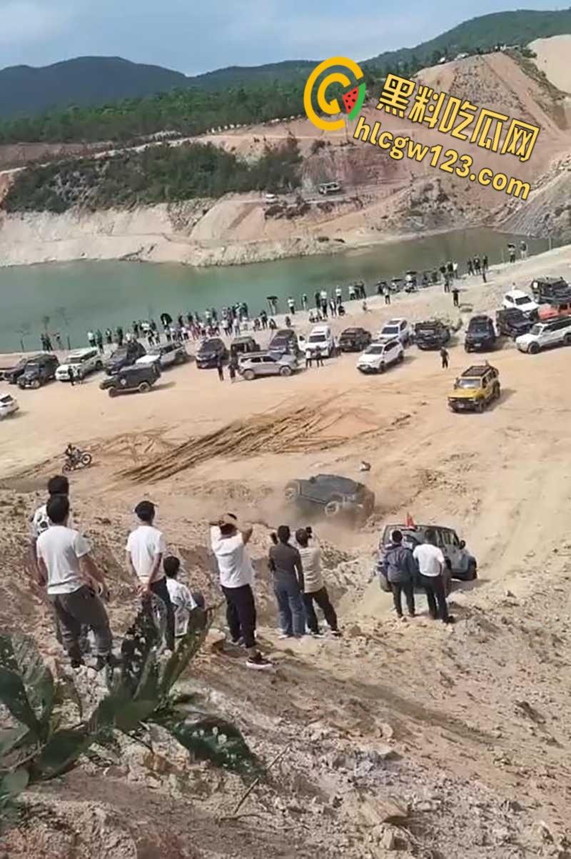 越野有风险爬坡需谨慎，云南百车大战一越野车失控翻车，车主被甩出途中二次被车身砸飞！  第1张