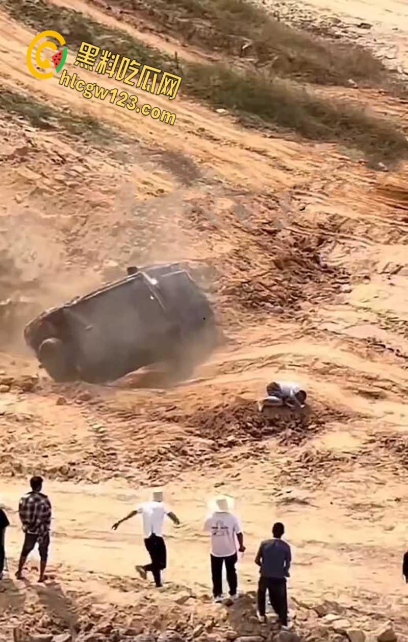 越野有风险爬坡需谨慎，云南百车大战一越野车失控翻车，车主被甩出途中二次被车身砸飞！  第2张