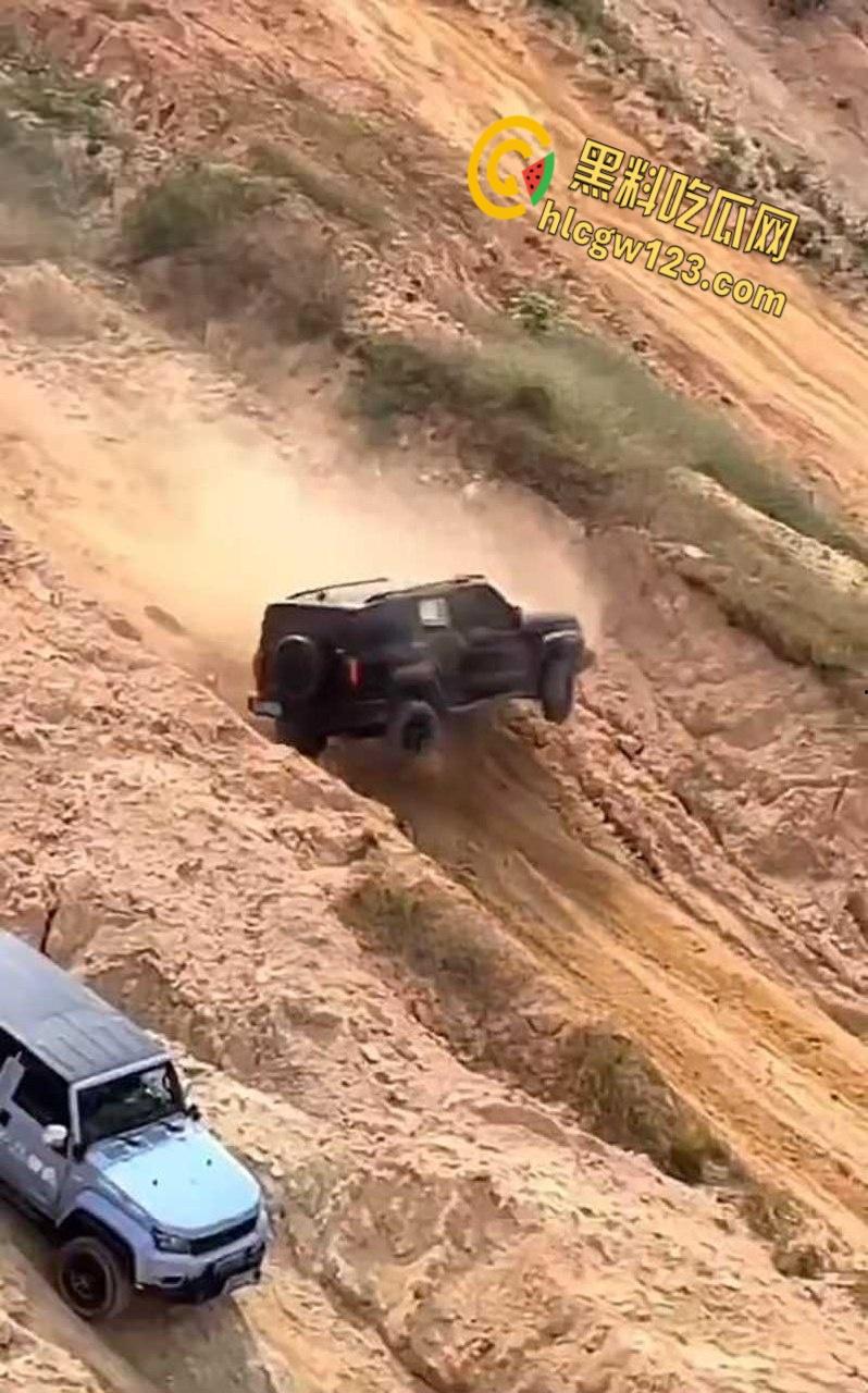 越野有风险爬坡需谨慎，云南百车大战一越野车失控翻车，车主被甩出途中二次被车身砸飞！  第3张