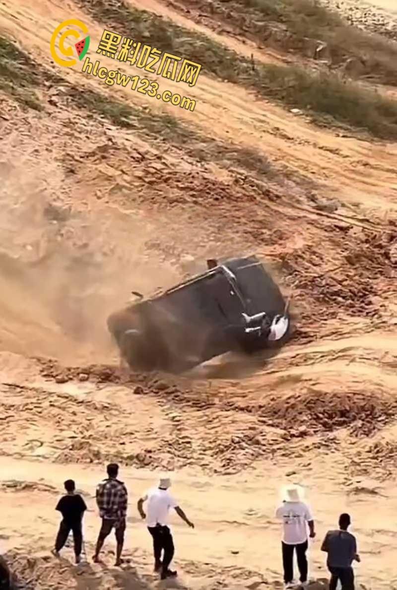 越野有风险爬坡需谨慎，云南百车大战一越野车失控翻车，车主被甩出途中二次被车身砸飞！  第4张