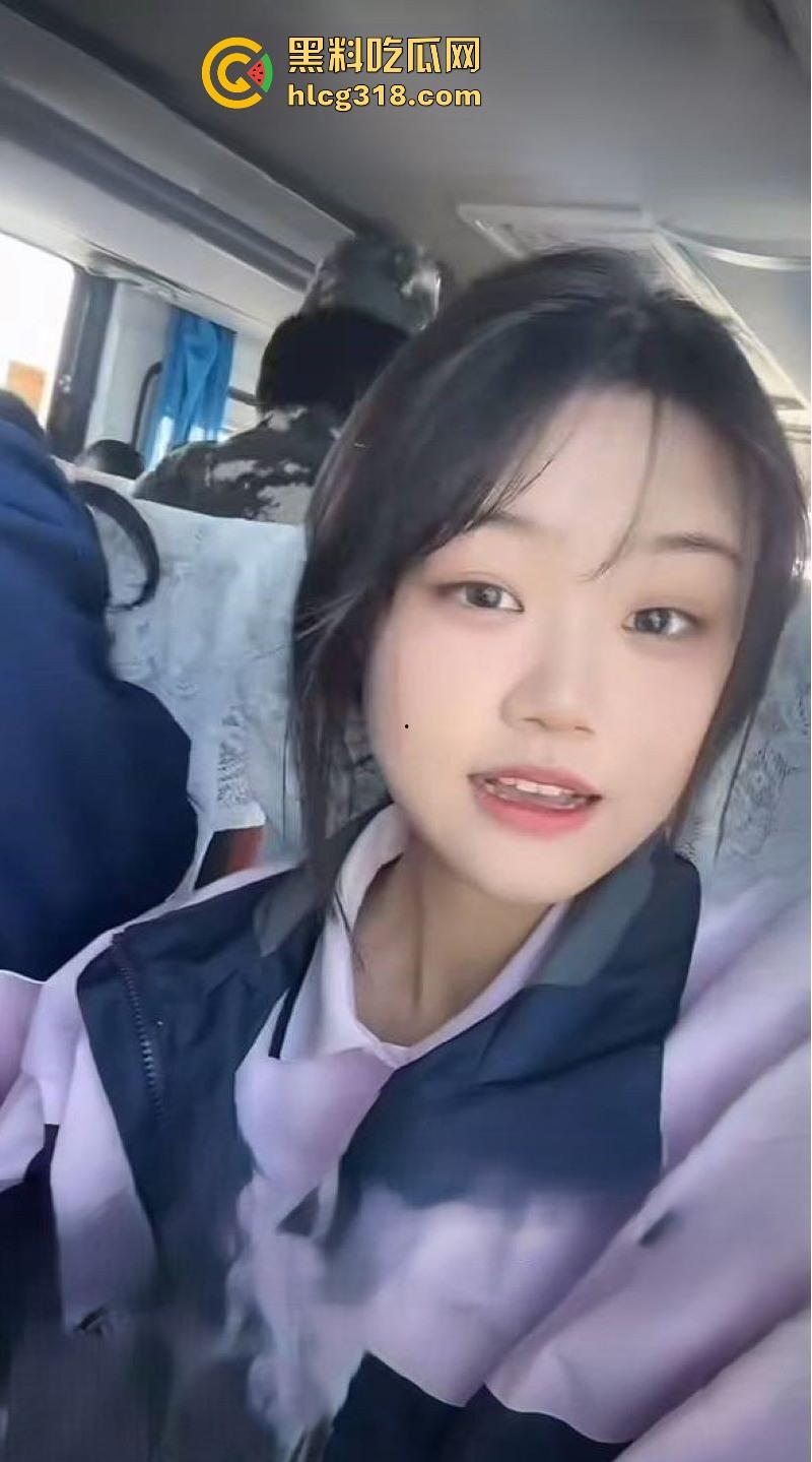 哈尔滨工业大学【张倩倩】极品反差1V1情趣装自慰，风骚嫩逼挑逗镜头，淫水四溢 ！  第1张