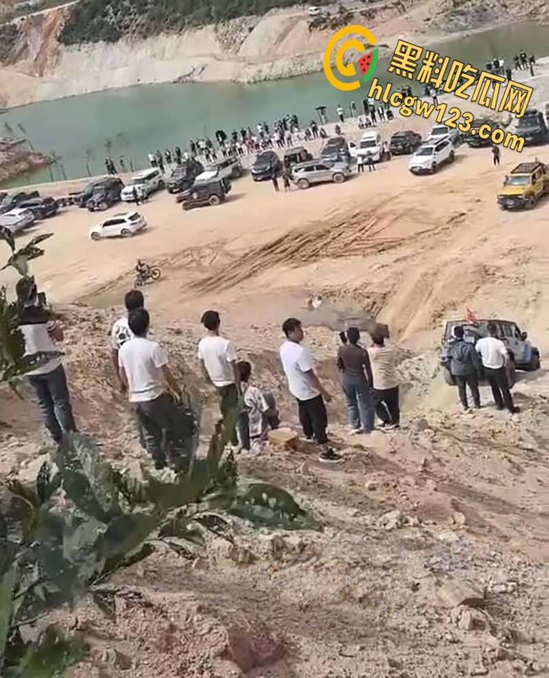 越野有风险爬坡需谨慎，云南百车大战一越野车失控翻车，车主被甩出途中二次被车身砸飞！  第5张